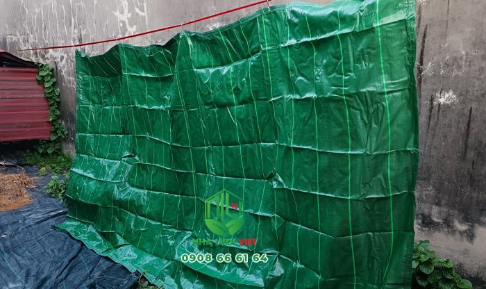 Tấm bạt che nắng mưa màu xanh lá cây được lắp đặt dễ dàng với sợi dây và móc inox