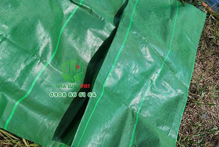 Bạt phủ cỏ màu xanh lá giúp giữ ẩm đất hiệu quả