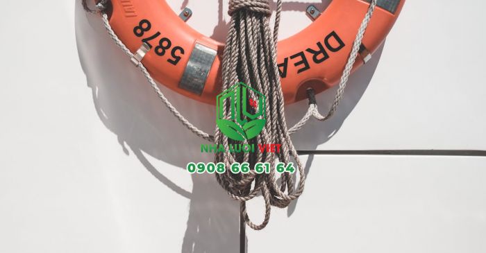 Sử dụng dây thừng buộc phao cứu sinh trên biển