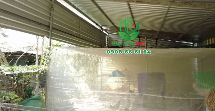 Sử dụng lưới mùng để ngăn muỗi cho trang trại gà