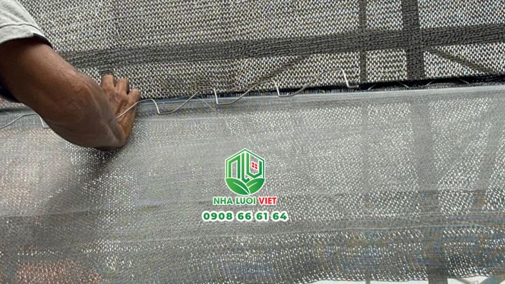 Cố định lưới che nắng vào khung bằng nẹp và lò xo ziczac